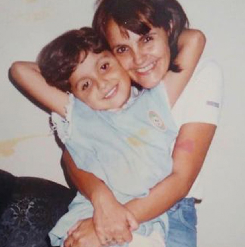 César, ainda criança, abraçado por sua mãe, Dona Cida